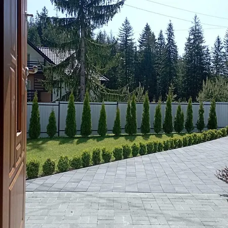 U Anastasii I Sofii Bilya Richki Летний дом Микуличин