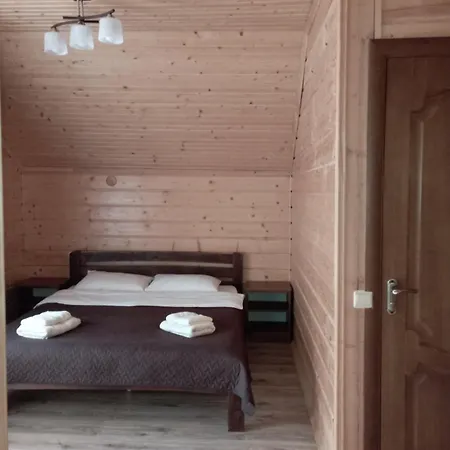 U Anastasii I Sofii Bilya Richki מיקוליצ'ין