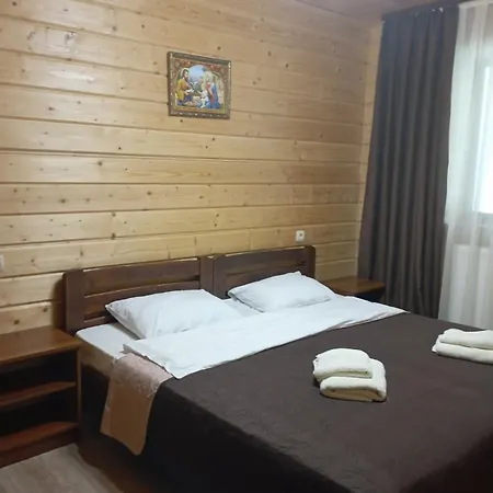 U Anastasii I Sofii Bilya Richki Landsted Mykulychyn