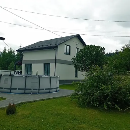 U Anastasii I Sofii Bilya Richki Kır Evi