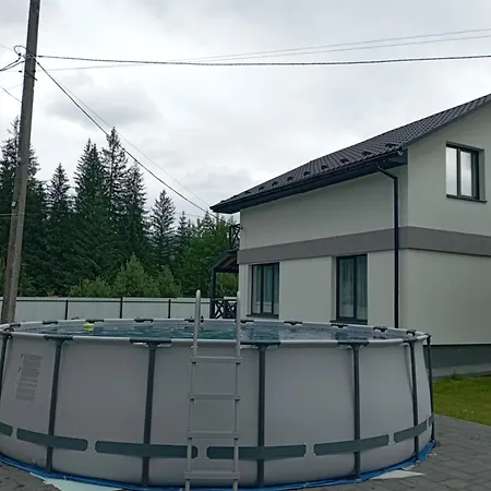 Landsted U Anastasii I Sofii Bilya Richki Mykulychyn