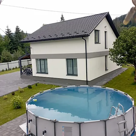 U Anastasii I Sofii Bilya Richki Mykulychyn