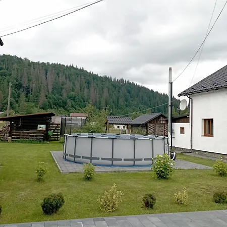 Kır Evi U Anastasii I Sofii Bilya Richki Mykulychyn