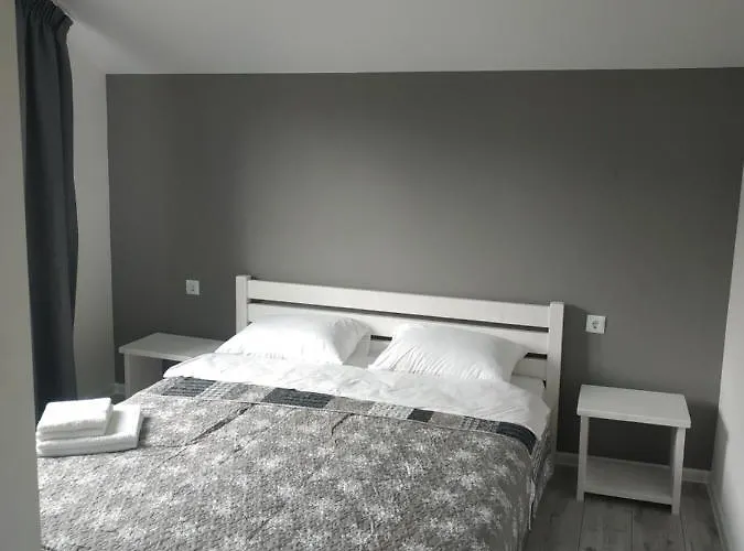 Kır Evi U Anastasii I Sofii Bilya Richki Mykulychyn