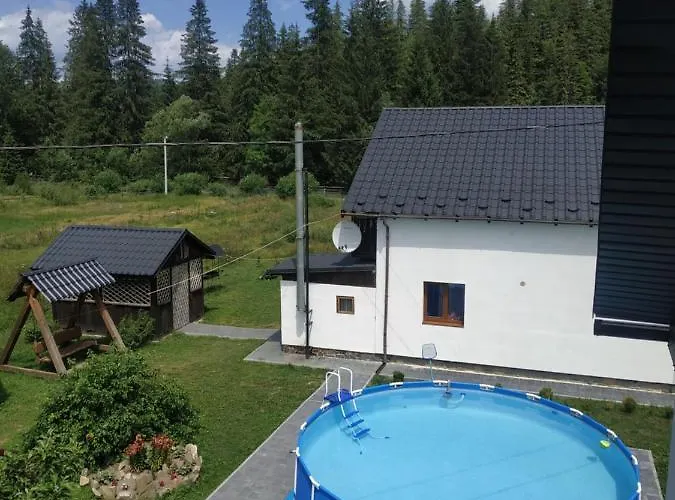 U Anastasii I Sofii Bilya Richki Kır Evi Mykulychyn
