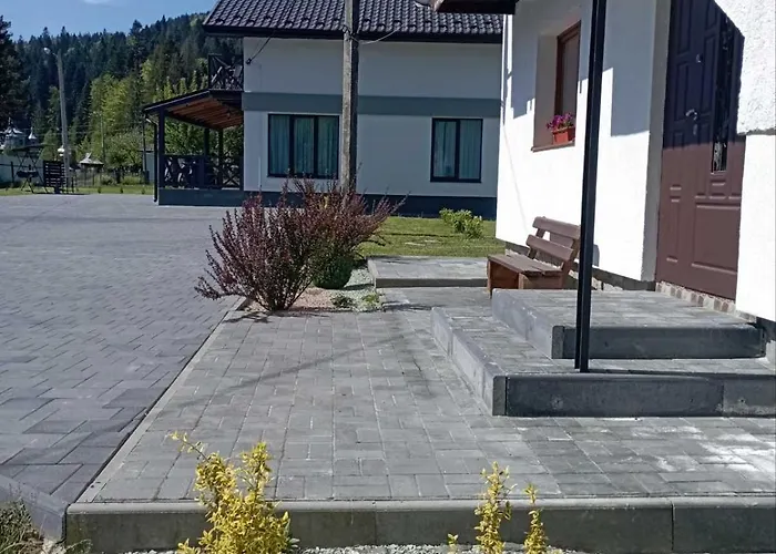 Kır Evi U Anastasii I Sofii Bilya Richki Mykulychyn
