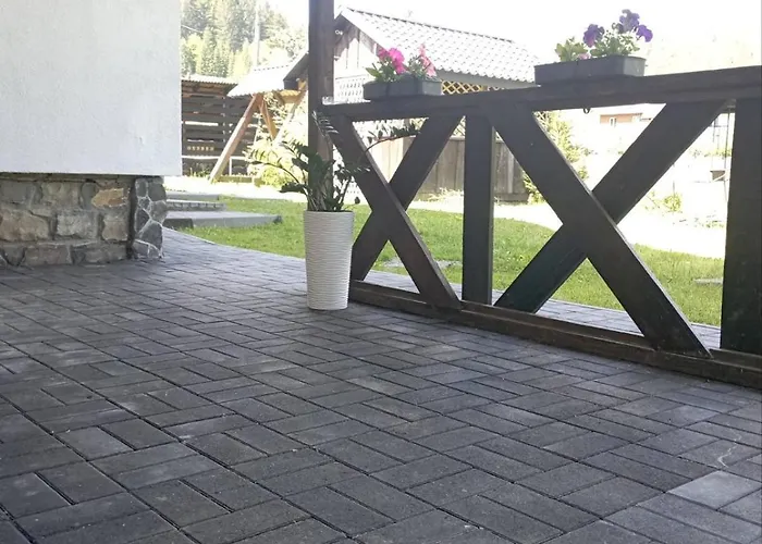 U Anastasii I Sofii Bilya Richki Mykulychyn