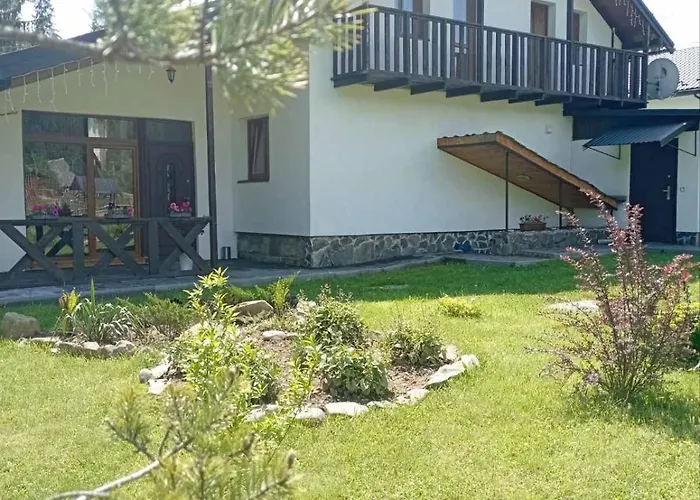 U Anastasii I Sofii Bilya Richki Kır Evi Mykulychyn