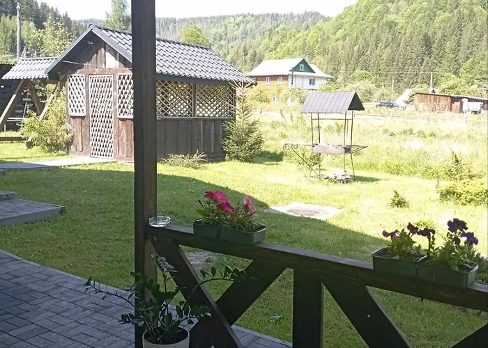 Kır Evi U Anastasii I Sofii Bilya Richki Mykulychyn