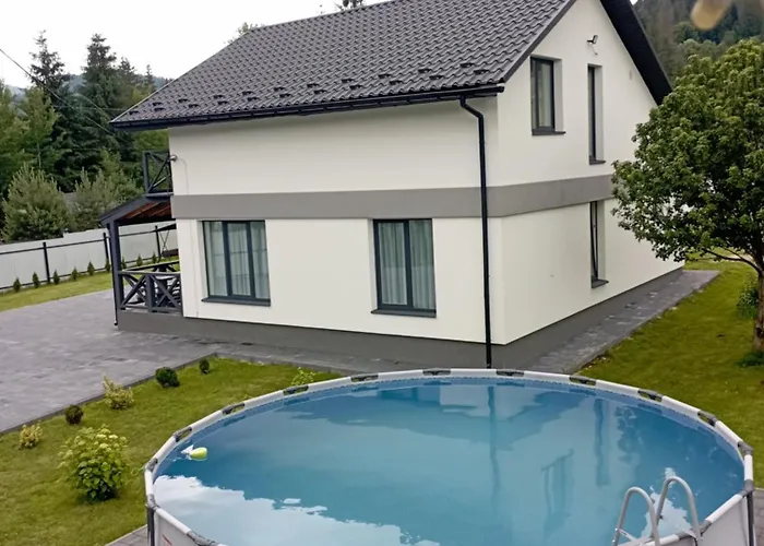 U Anastasii I Sofii Bilya Richki Mykulychyn