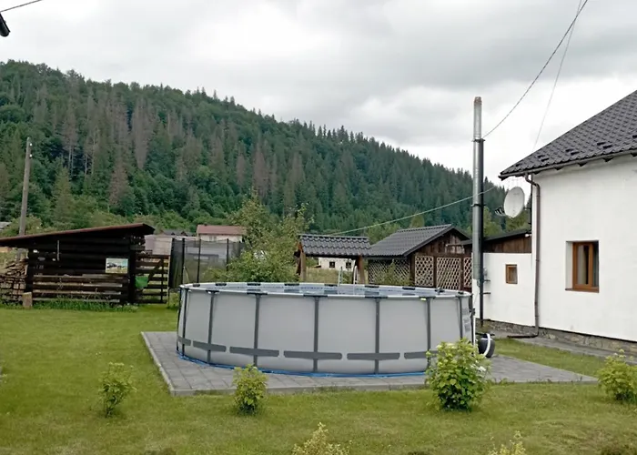 Kır Evi U Anastasii I Sofii Bilya Richki Mykulychyn